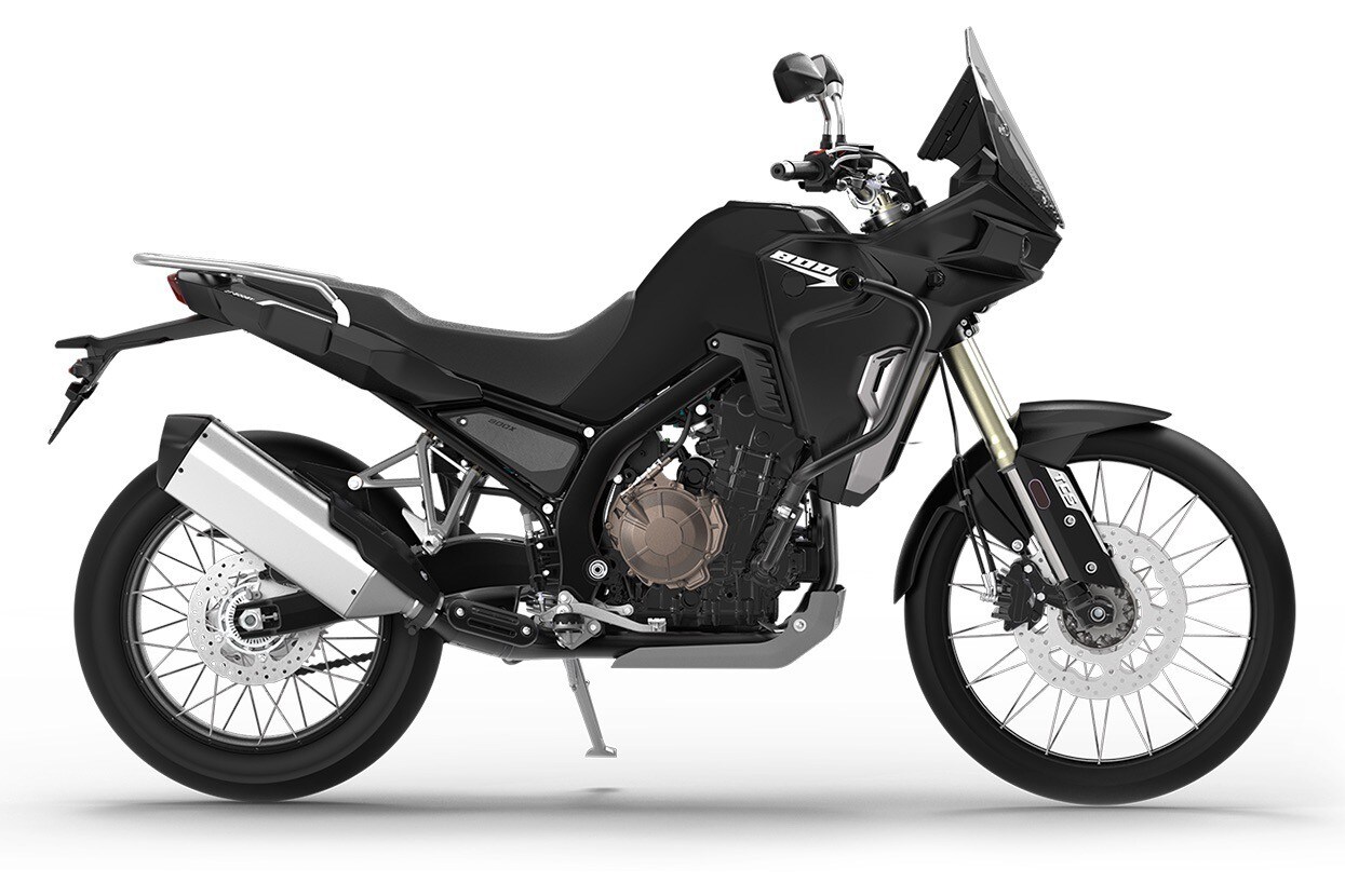 <div class='descrGalleryTitle'>KOVE 800X ADVENTURE</div><div class='descrGalleryText'><p>Lei è il modello base della famiglia, la più semplice e abbordabile. È comunque ben più che capace di affrontare del fuoristrada serio: ci sono <b>210 mm di escursione</b> della forcella, la luce a terra è di 245 mm e la sella è a 835 mm da terra, valori in linea con la concorrenza europea e giapponese. Le sospensioni sono made in Cina e sono firmate Yu-An; le <b>ruote sono da 21 e 18”</b> a raggi e tubeless. &nbsp;Impressionante il dato del peso: <b>183 kg </b>in ordine di marcia.</p>
<p>Il motore, per tutte, è un <b>bicilindrico da 799 cc con 96 cavalli</b> e 80 Nm di coppia, la velocità massima dichiarata è di 210 km/h. La trasmissione ha frizione antisaltellamento, poi ci sono <b>controllo di trazione</b>, ABS escludibile, ammortizzatore di sterzo, <b>paracoppa in alluminio</b>, barre di protezione laterali, strumentazione TFT, illuminazione full LED e altro ancora. <b>Costerà 8.990 euro</b>.</p>
</div>